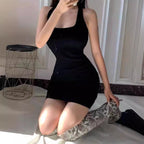 Elegant Cinched Sheath – Tight-Fitting Halter Cross Dress